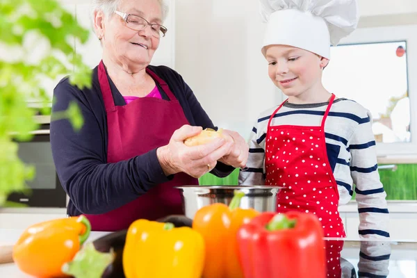 Бабуся приготування їжі разом з онуком — стокове фото