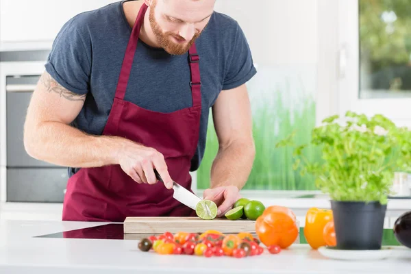 Man förbereder mat för matlagning i köket — Stockfoto