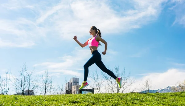 Kobieta sport działa na wzgórzu na fitness — Zdjęcie stockowe