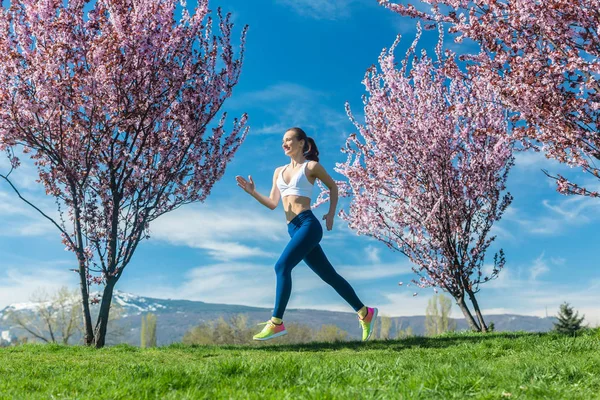 春天的女人跑步健身 — 图库照片