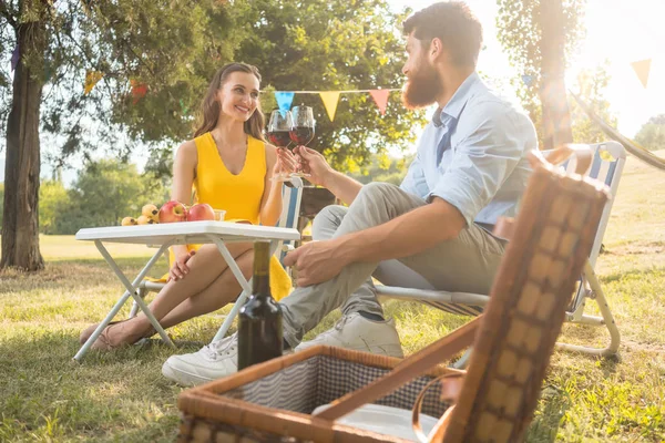 Красивая влюбленная пара во время романтического пикника — стоковое фото