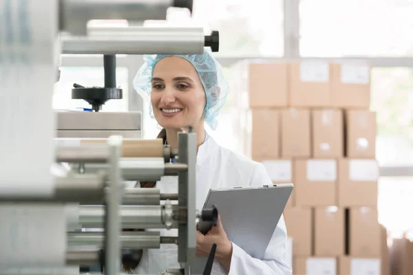 Manufacturing supervisor looking worried during quality control — Stock Photo, Image