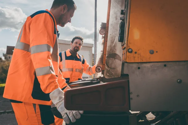 Eliminarea gunoiului bărbați care lucrează pentru o utilitate publică — Fotografie, imagine de stoc