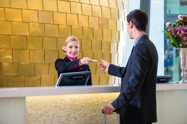 Otel check-in alış veya ön büro anahtar kartı veriliyor, erkekte