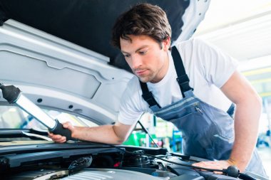 Araba Servis atölyesinde çalışan otomatik mekanik
