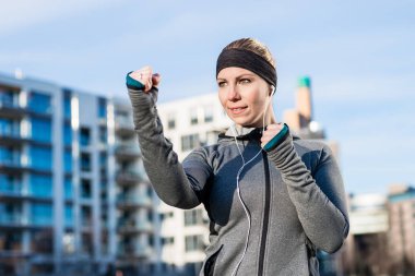 Boks egzersizleri ile güven ve kararlılık açık havada ileri bakarken pratik güçlü genç kadın portresi