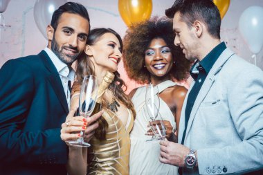 Adam, yeni yıl veya doğum günü partisi açılış şişe şampanya