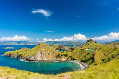 Padar Isla sahil şeridi ile Endonezya pastoral deniz manzarası
