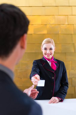 Otel check-in alış veya ön büro anahtar kartı veriliyor, erkekte