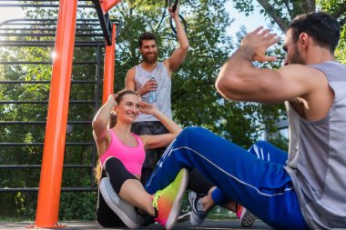 Atletik çift egzersizi yüz yüze yaparken elleri alkışlar
