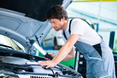 Araba Servis atölyesinde çalışan otomatik mekanik