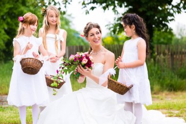 Gelinim Garden dışında çiçek çocuklu