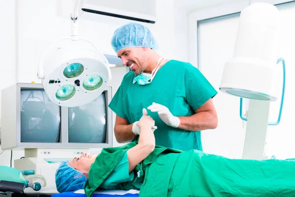 Chirurg Operatiekamer Die Hand Van Patiënt Verzekeren Haar Van Het — Stockfoto