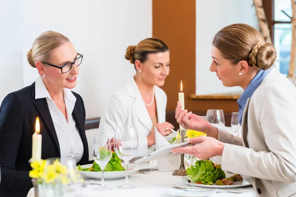 Incontro Delle Donne Affari Alla Cena Lavoro Nel Ristorante — Foto Stock