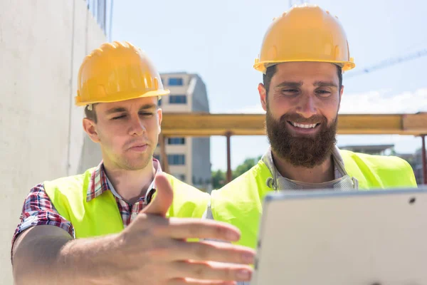 Dos Jóvenes Trabajadores Viendo Vídeo Con Información Útil Con Una — Foto de Stock