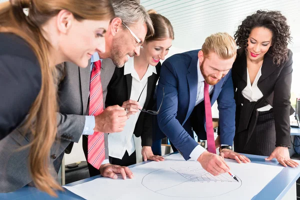 Grupo Empresarios Inclinados Sobre Escritorio Analizando Gráficos — Foto de Stock