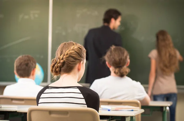 Enseignant Debout Pendant Une Leçon Mathématiques Devant Tableau Noir Éduquer — Photo