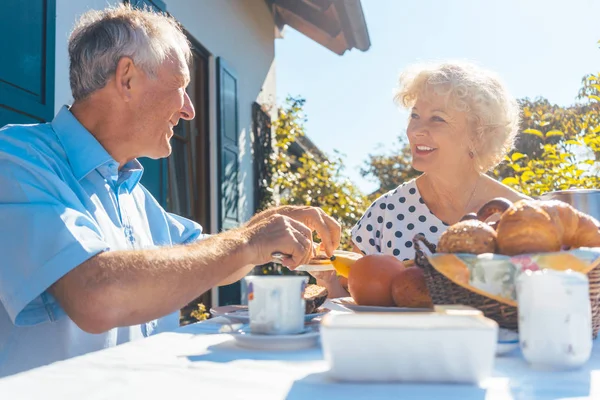 Mujer Mayor Hombre Comiendo Panecillos Tomando Café — Foto de Stock