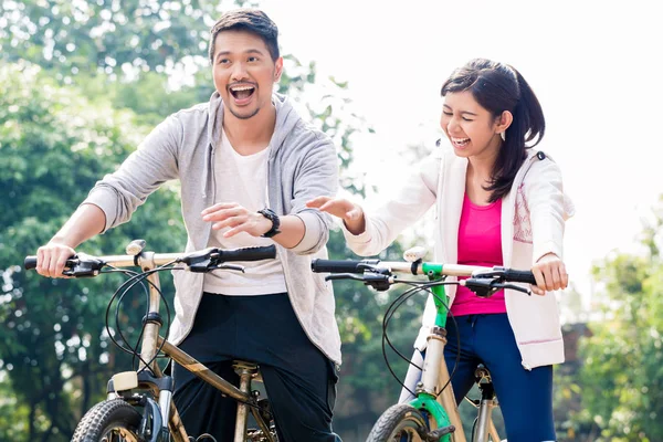 亚洲小两口一起大笑而夏季户外骑自行车 — 图库照片