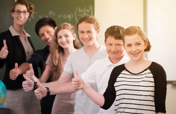 Profesor Escuela Estudiantes Pie Frente Una Pizarra Con Trabajo Matemáticas — Foto de Stock