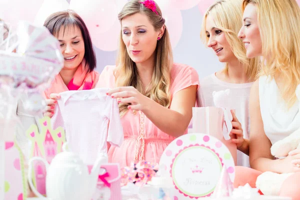 Esperando Madre Con Regalos Fiesta Ducha Del Bebé — Foto de Stock