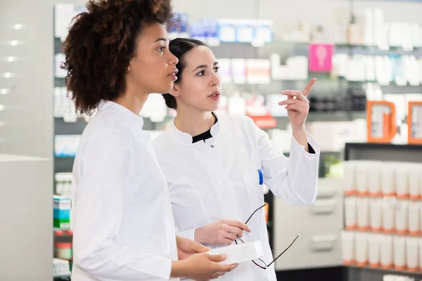 Vista Laterale Due Farmaciste Dedicate Alla Ricerca Della Migliore Medicina — Foto Stock