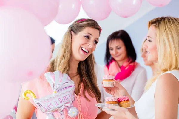 Esperando Madre Comiendo Rosado Cupcake Baby Shower Party —  Fotos de Stock