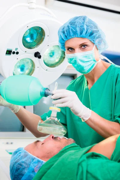 Chirurg Met Verdoving Masker Operatiekamer Van Ziekenhuis — Stockfoto