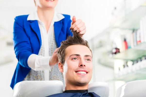 Femme Coiffeur Lavage Hommes Cheveux Dans Salon Coiffure — Photo