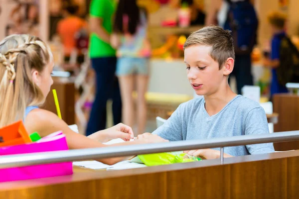 Bambini Felici Che Mangiano Nel Caffè Centro Commerciale — Foto Stock