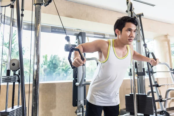 Asiático guapo hombre ejercitando cable crossover para pecho músculos — Foto de Stock