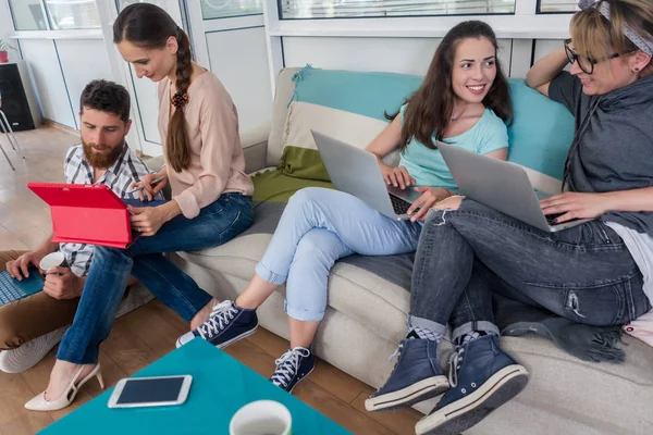 Junge Menschen teilen sich einen gemeinschaftlichen Büroraum in einem modernen Zentrum — Stockfoto