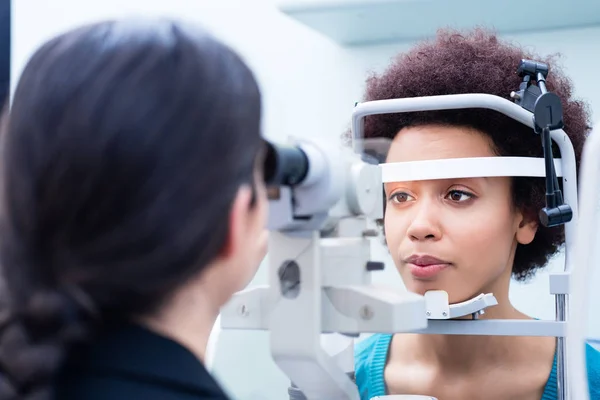 Optician Medindo Olhos Mulher Com Refratômetro Loja Óptica — Fotografia de Stock