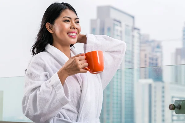 Asiatisk Kvinna Dricka Kaffe Morgon Framför Stadens Silhuett — Stockfoto