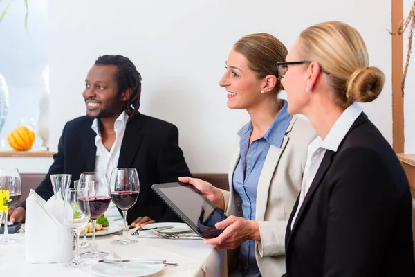 Treffen Des Business Lunch Teams Zur Feier Der Guten Zusammenarbeit — Stockfoto