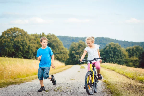 Μικρό Αγόρι Και Κορίτσι Πεζοπορία Και Ιππασία Ποδήλατο Ένα Χωμάτινο — Φωτογραφία Αρχείου