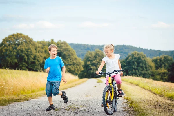 Menino Menina Andando Andando Bicicleta Caminho Sujeira — Fotografia de Stock