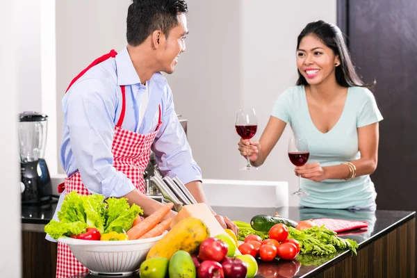 Asiatiska Par Förbereder Middag Och Dricka Rödvin — Stockfoto