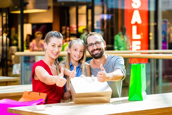 Famille Heureuse Ayant Une Pause Shopping Dans Centre Commercial — Photo