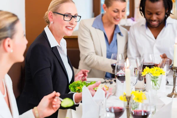 Grupp Man Och Kvinnor Affärslunch Restaurangen Ätande Och Drickande — Stockfoto