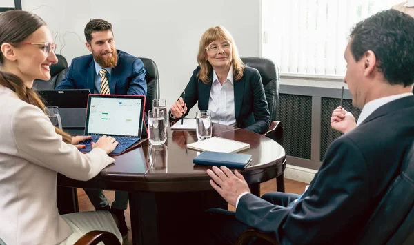 Vertrouwen Zakenmensen Glimlachen Terwijl Luistert Naar Hun Collega Een Succesvolle — Stockfoto