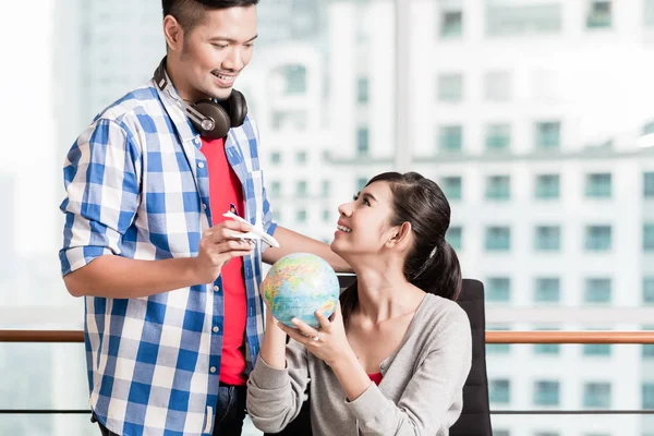 Asiatiska Par Med Globe Och Flygplan Modell Urban Lägenhet — Stockfoto