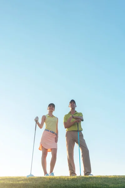 Low Hoekmening Van Golf Partners Tegen Zon Heldere Blauwe Hemel — Stockfoto