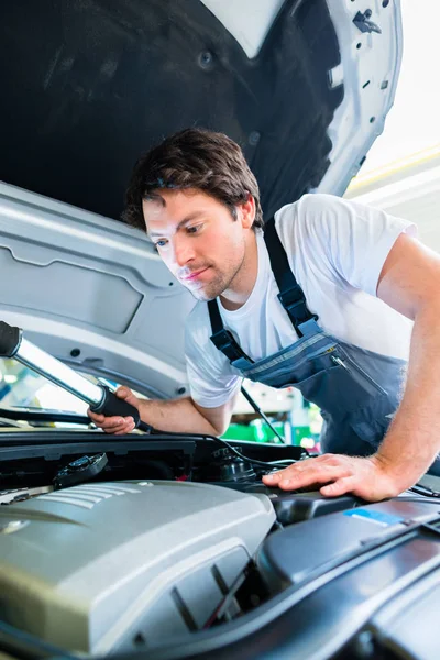 Automechaniker Arbeitet Werkstatt Auto — Stockfoto