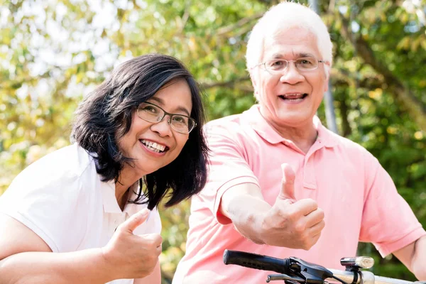 Retrato Casal Sênior Ativo Sorrindo Mostrando Polegares Para Cima Enquanto — Fotografia de Stock