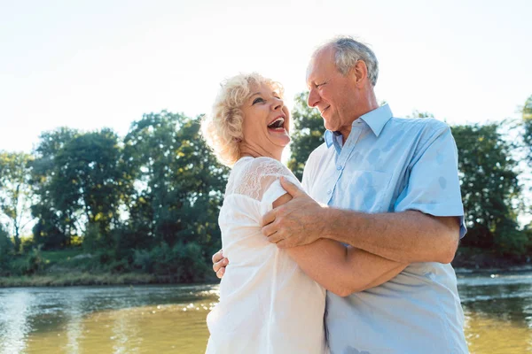 Tiefansicht Porträt Eines Romantischen Senioren Paares Das Sommer Freien Tanzt — Stockfoto
