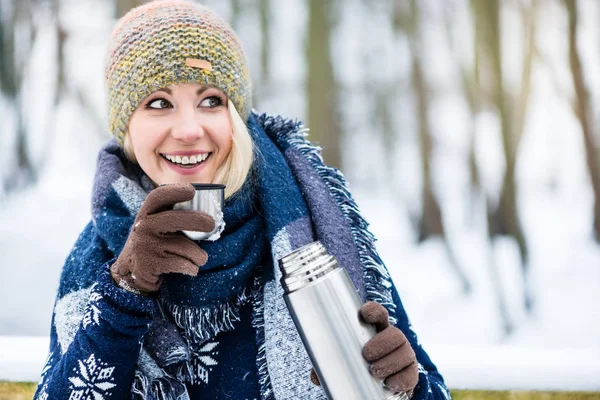 Mujer Calentando Con Bebida Caliente Caminata Invierno — Foto de Stock