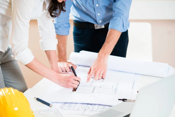 Ingenieros Civiles Discusión Planes Construcción Para Edificios Oficinas Arquitectos —  Fotos de Stock