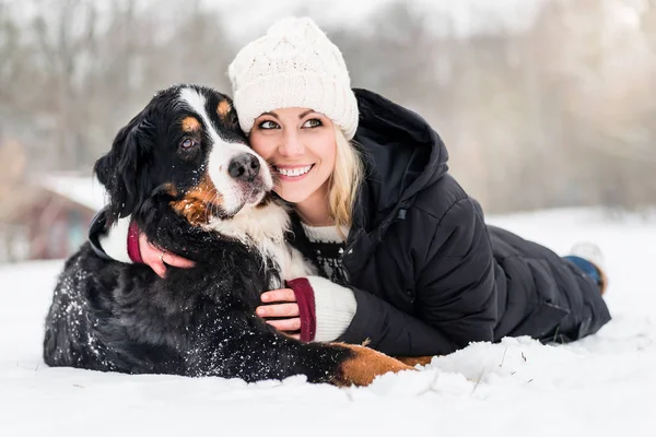 Femme Étreignant Son Chien Dans Neige Dans Journée Hiver — Photo