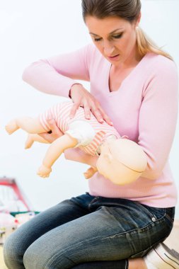 Bebek ilk yardım kursu içinde oyuncak bebek üzerinde canlanma pratik kadın 